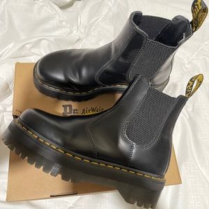 DR MARTENS QUAD PLATFORM CHELSEA BOOTS